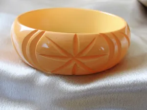 GORGEOUS Art Deco Deeply Carved Bakelite Bracelet,Butterscotch Yellow Bakelite Bangle,Beautiful Stylized Design,Collectible Bakelite Jewelry