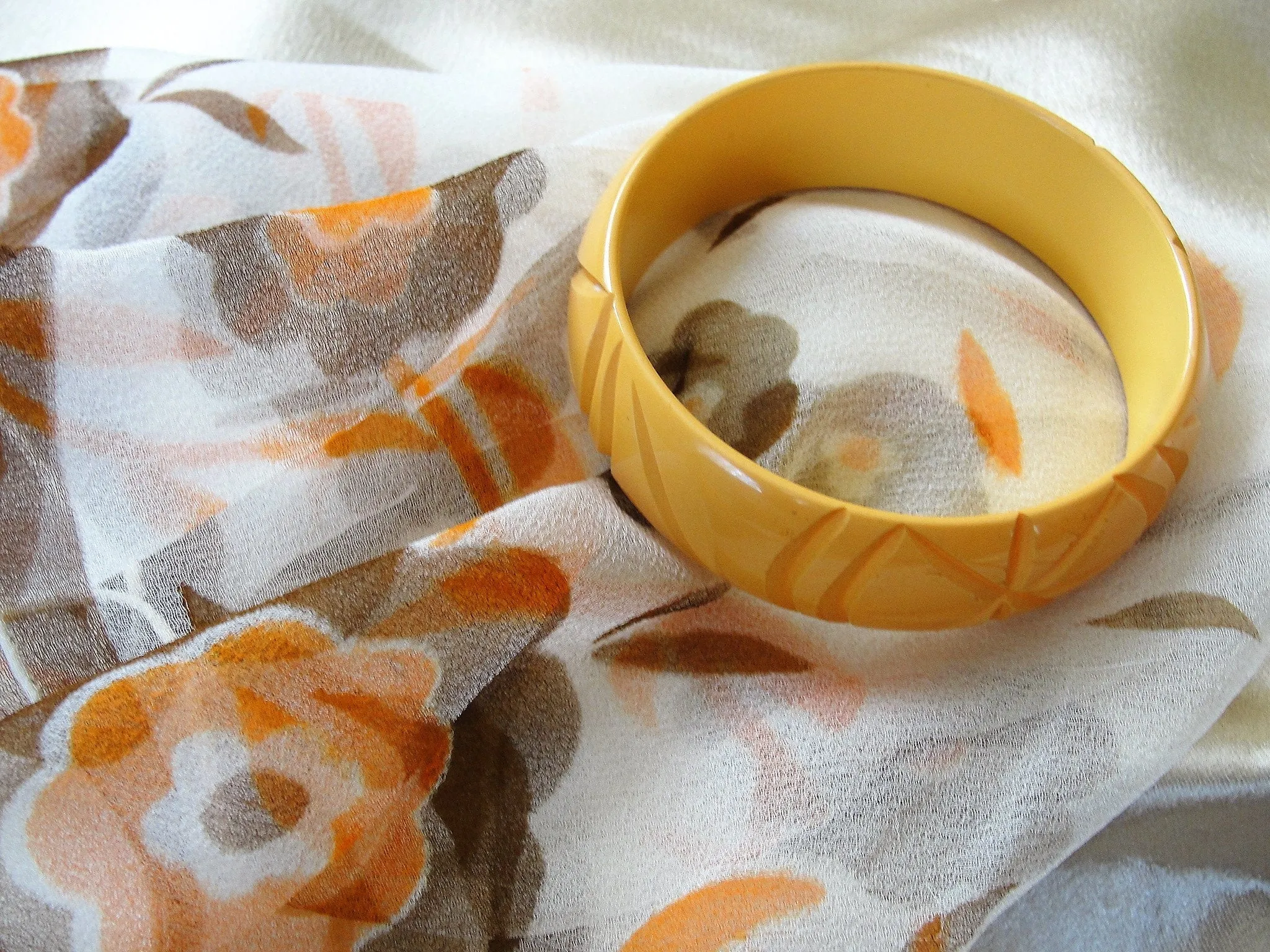 GORGEOUS Art Deco Deeply Carved Bakelite Bracelet,Butterscotch Yellow Bakelite Bangle,Beautiful Stylized Design,Collectible Bakelite Jewelry