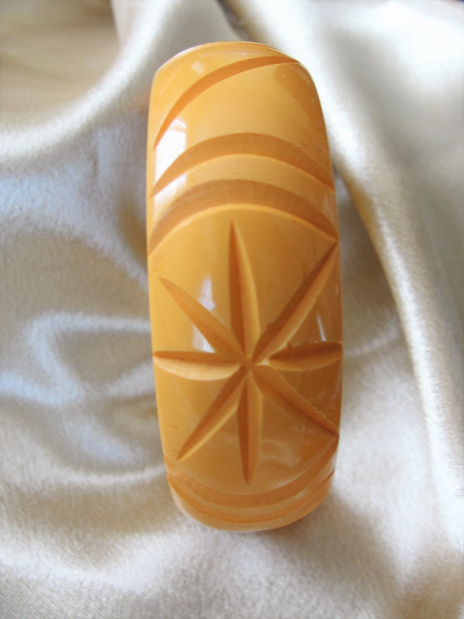 GORGEOUS Art Deco Deeply Carved Bakelite Bracelet,Butterscotch Yellow Bakelite Bangle,Beautiful Stylized Design,Collectible Bakelite Jewelry