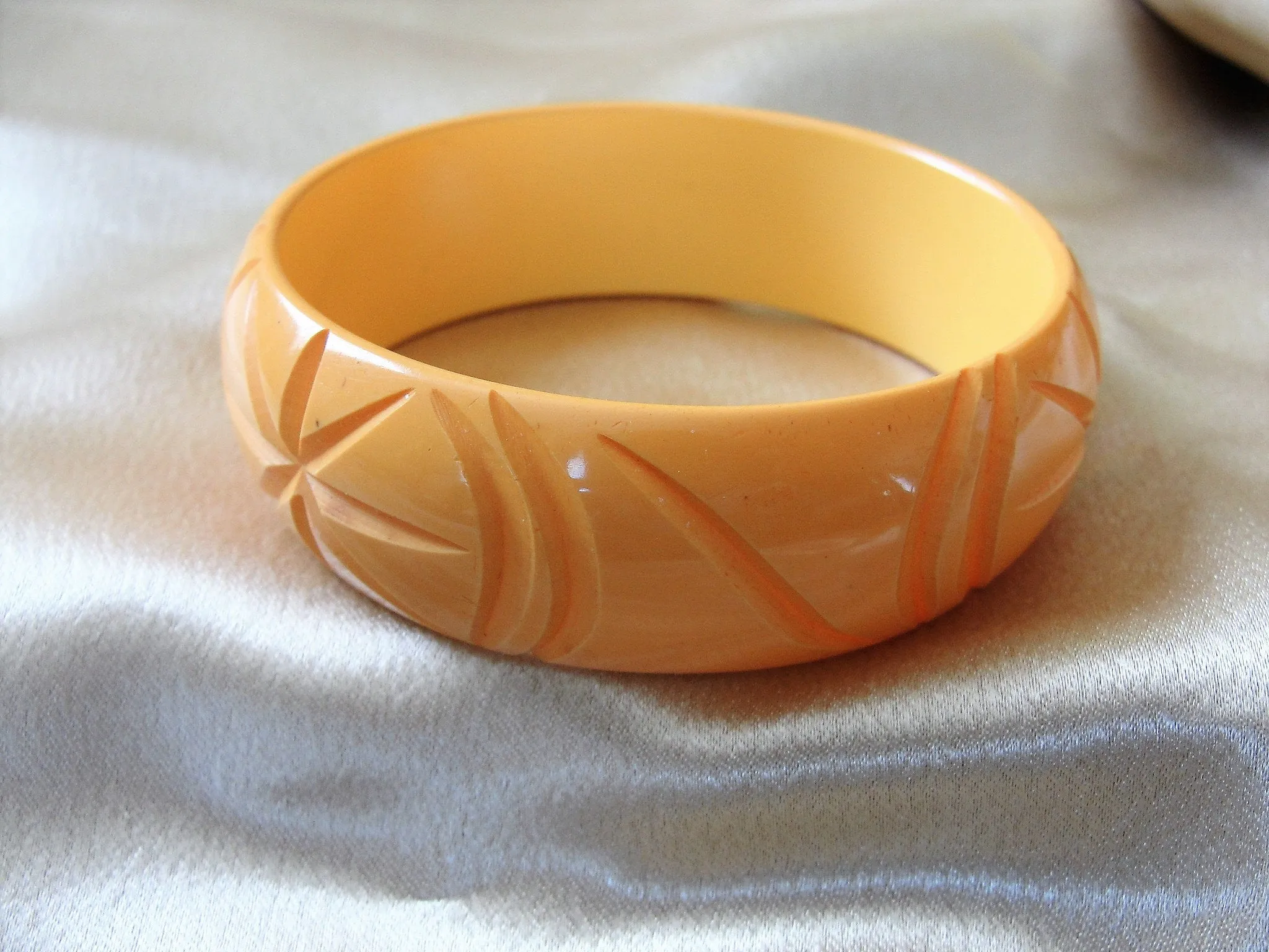 GORGEOUS Art Deco Deeply Carved Bakelite Bracelet,Butterscotch Yellow Bakelite Bangle,Beautiful Stylized Design,Collectible Bakelite Jewelry